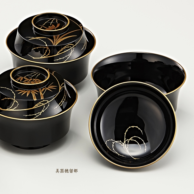 輪島塗　煮物椀　角型　黒塗り　柳に五清蒔絵【５客揃え・桐箱入り】（部分：蘭・竹・蓋裏の柳）