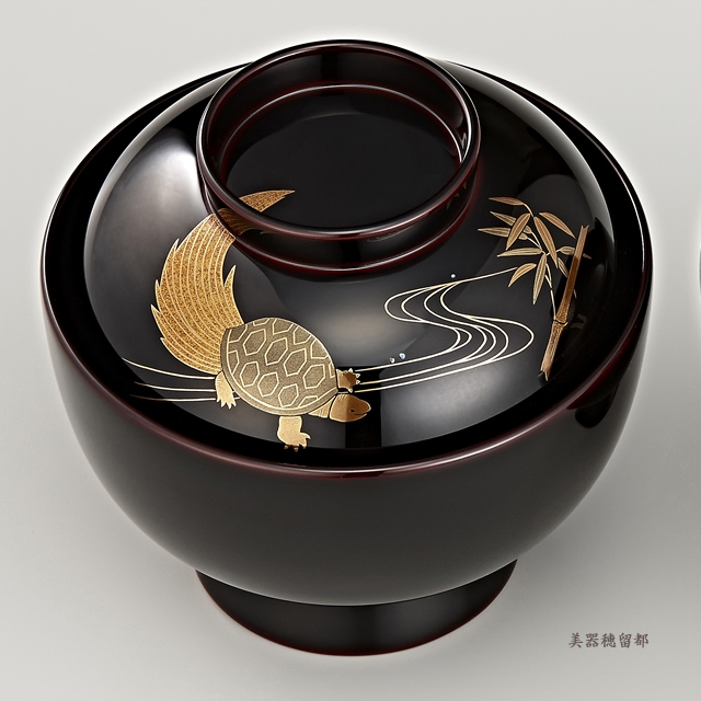 <p class="eig">Urushi Art Wajimanuri：Soup bowl zouni-wan, pair bowl (code:1196)</p><p class="nih">輪島塗　雑煮椀 夫婦　溜塗　鶴亀松竹梅蒔絵（桐箱入り）</p>