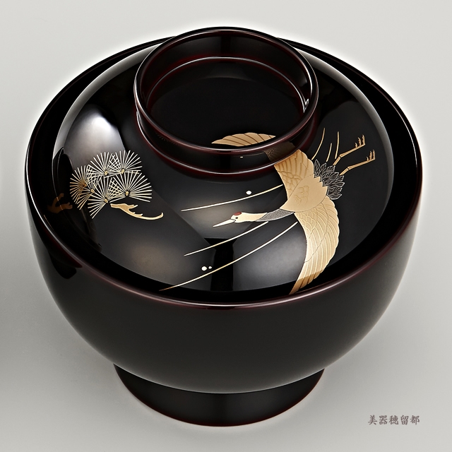 <p class="eig">Urushi Art Wajimanuri：Soup bowl zouni-wan, pair bowl (code:1196)</p><p class="nih">輪島塗　雑煮椀 夫婦　溜塗　鶴亀松竹梅蒔絵（桐箱入り）</p><p class="nih2">鶴と松の蒔絵の椀</p>