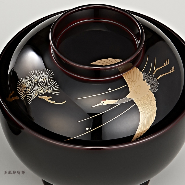 <p class="eig">Urushi Art Wajimanuri：Soup bowl zouni-wan, pair bowl (code:1196)</p><p class="nih">輪島塗　雑煮椀 夫婦　溜塗　鶴亀松竹梅蒔絵（桐箱入り）</p><p class="nih2">鶴と松の蒔絵の椀（部分）</p>
