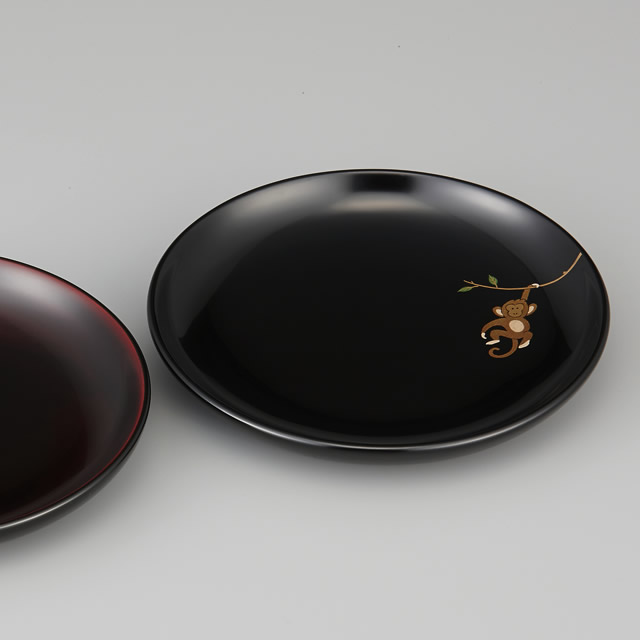 『輪島塗　銘々皿　干支 申蒔絵　黒　〔５寸丸〕 １枚 紙箱入』<br>左に見えているのは溜塗の銘々皿です。黒と溜塗の色の違いもご覧ください。