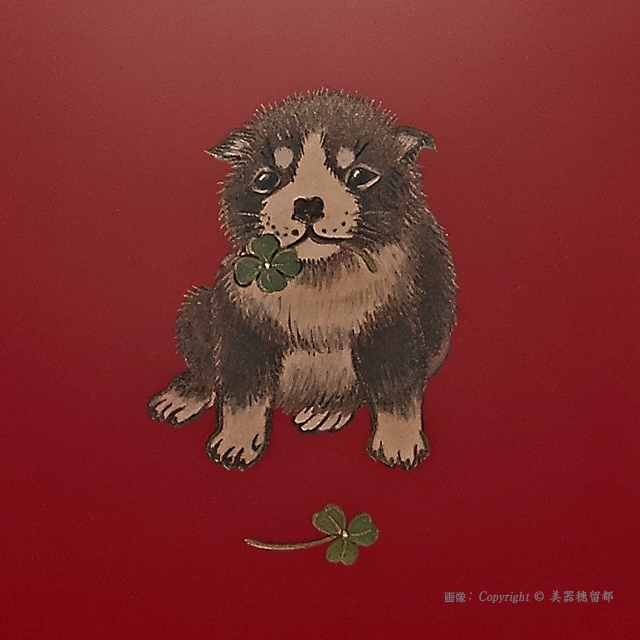 <p class="i95b">蒔絵部分の拡大画像です。可愛らしい瞳。犬の毛並みの様子もうかがえます。PC版の画面では、蒔絵部分は実物よりも大分大きいサイズで表示されています。</p>