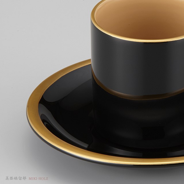 <p class="nih">輪島塗　コーヒーカップ　金縁蒔絵　外黒内白　漆塗りスプーン付き（紙箱入）</p><p class="i95">シンプルで品のいい金縁が人気です。</p>