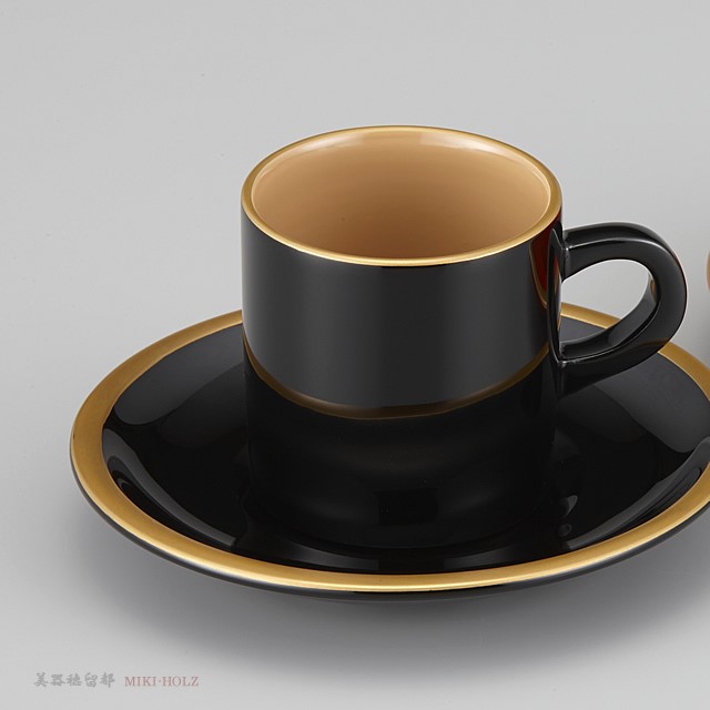 <p class="nih">輪島塗　コーヒーカップ　金縁蒔絵　外黒内白　漆塗りスプーン付き（紙箱入）</p>