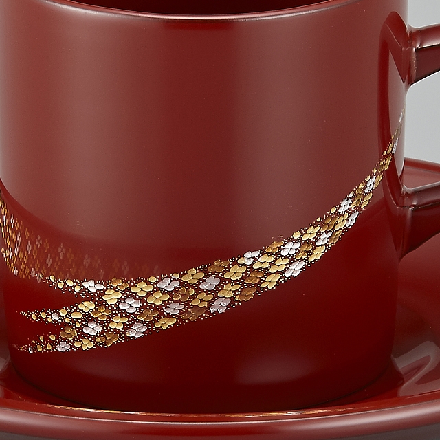 <p class="eig">Urushi Art Wajimanuri：coffee cup pair（code:1981）</p><p class="nih">輪島塗　コーヒーカップ　小華沈金　ペア　外黒内白／うるみ （漆塗りスプーン付き） 紙箱入</p><p class="i95">うるみ色ののカップ、小華沈金加飾の部分</p>