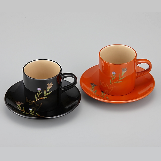 輪島塗　コーヒーカップ　りんどう蒔絵　ペア　外黒内白／外洗朱内白 （漆塗りスプーン付き）/Urushi Art Wajimanuri：coffee cup pair（code:1982）