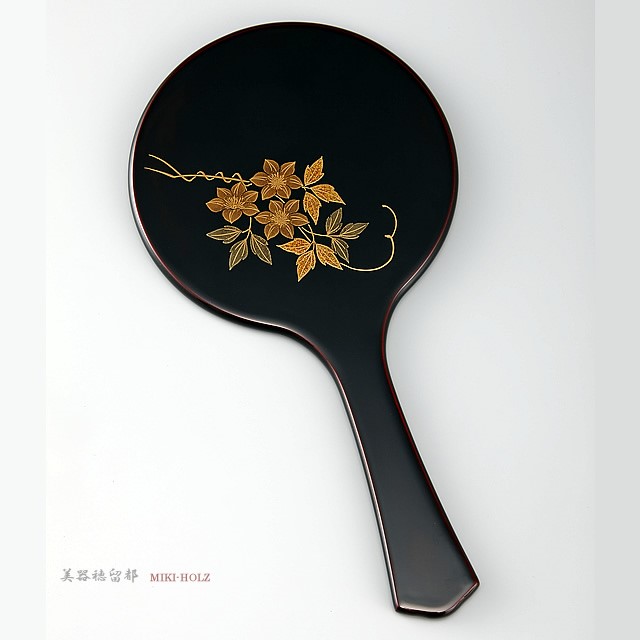 <p class="nih">輪島塗　手鏡　鉄線蒔絵　丸形　溜塗り　紙箱入り</p>