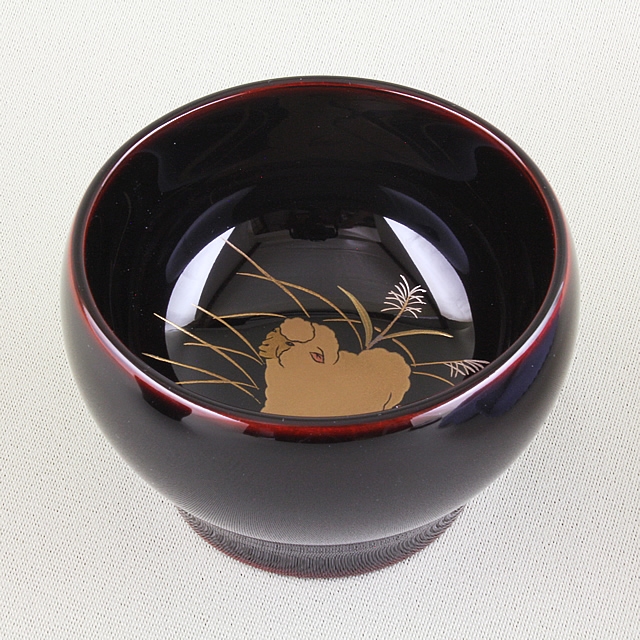 <p class="eig">Urushi Art Wajimanuri:sake cup, sheep-makie（code：3219-hitsuji）</p><p class="nih">輪島塗 ぐい呑み 干支・ 未 蒔絵  溜塗り（丸大形） 桐箱入り</p>