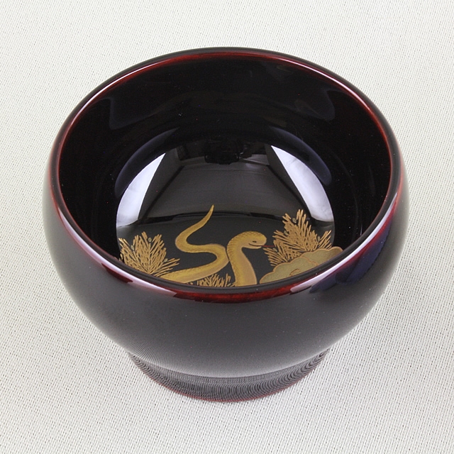 <p class="eig">Urushi Art Wajimanuri:sake cup, snake-makie（code:3219-mi）</p><p class="nih">輪島塗 ぐい呑み 干支・ 巳蒔絵  溜塗り（丸大形） 桐箱入り</p>