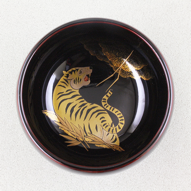 輪島塗 ぐい呑み 干支・ 寅蒔絵 溜塗り(丸大形) 紙箱入り 輪島塗 ぐい呑み 干支・ 寅蒔絵 溜塗り(丸大形) 紙箱入り