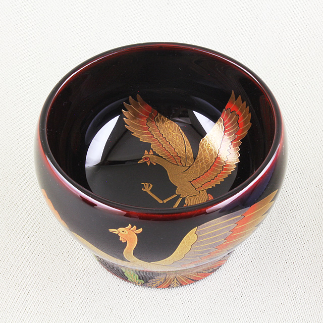 <p class="eig">Urushi Art Wajimanuri:sake cup, phoenix-makie（code：3219a-tori）</p><p class="nih">輪島塗 ぐい呑み 干支・ とり蒔絵 溜塗り（丸大形） 紙箱入り</p>
