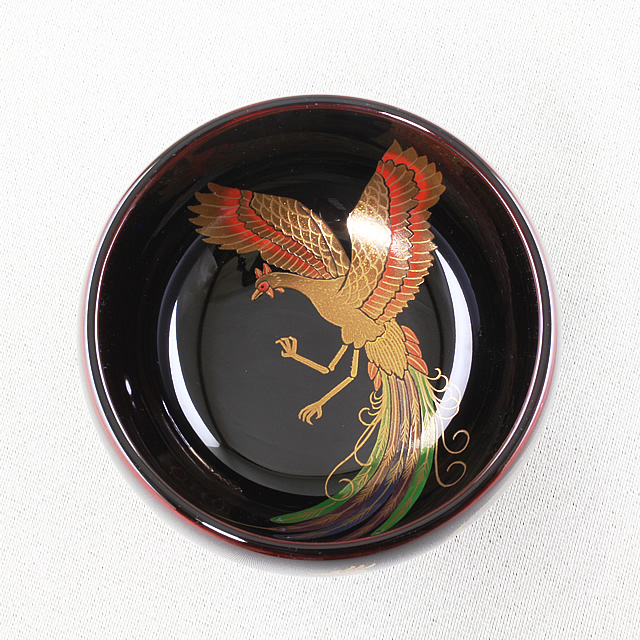 <p class="eig">Urushi Art Wajimanuri:sake cup, phoenix-makie（code：3219-tori）</p><p class="nih">輪島塗 ぐい呑み 干支・ とり蒔絵 溜塗り（丸大形） 桐箱入り</p>