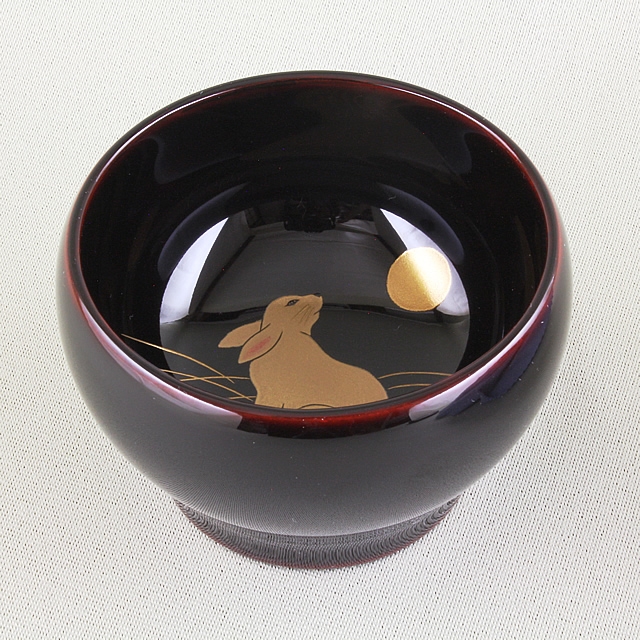 <p class="eig">Urushi Art Wajimanuri:sake cup, rabbit-makie（code:3219a-u）</p><p class="nih">輪島塗 ぐい呑み 干支・ 卯蒔絵  溜塗り（丸大形） 紙箱入り</p>