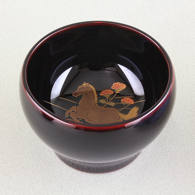 <p class="eig">Urushi Art Wajimanuri:sake cup, horse-makie（code:3219a-uma）</p><p class="nih">輪島塗 ぐい呑み 干支・ 午蒔絵  溜塗り（丸大形）  紙箱入り</p>