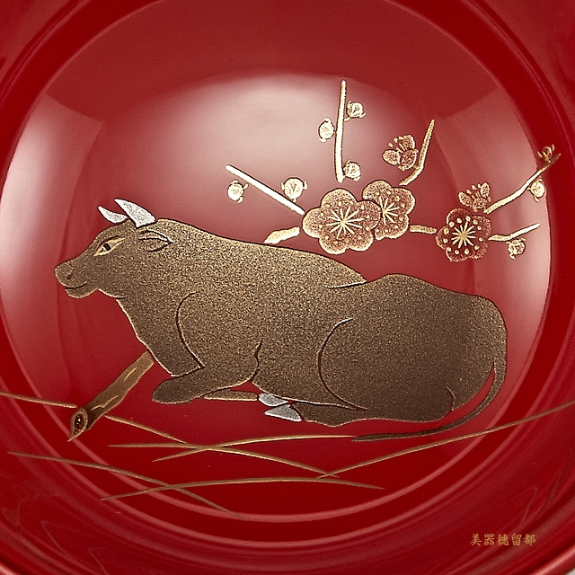 <p class="nih">輪島塗 ぐい呑み 干支・丑蒔絵  朱（端反り大形） 桐箱入り</p>