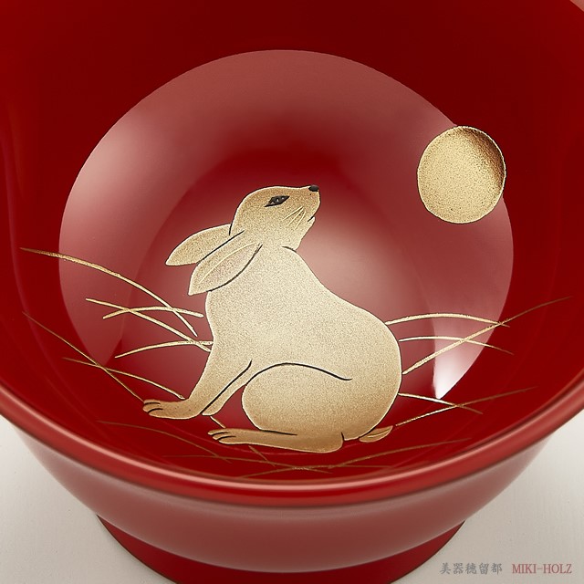 <p class="eig">Urushi Art Wajimanuri:sake cup　rabbit-makie（code：3220a-u）</p><p class="nih">輪島塗 ぐい呑み 干支・卯蒔絵  朱（端反り大形）  紙箱入り</p>