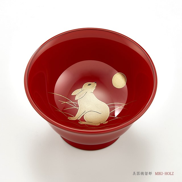 <p class="nih">輪島塗 ぐい呑み 干支・卯蒔絵  朱（端反り大形）  紙箱入り</p>