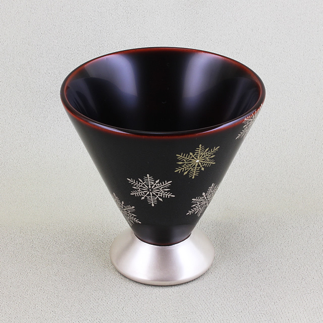 ぐい呑み｜輪島塗 ぐい呑み 三角形 スノークリスタル蒔絵 溜塗り 1客 | Urushi Art Wajimanuri sake cup  decoration of snow crystal