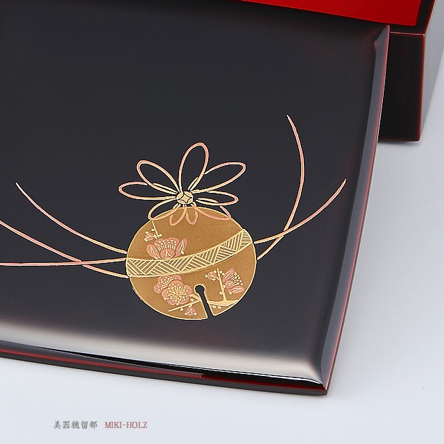  // 輪島塗 重箱　小重二段 （５寸隅立胴張形）　取り皿付　外溜内朱　鈴蒔絵 蓋の部分の蒔絵