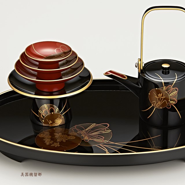 輪島塗 屠蘇器 小判形 鼓蒔絵 （盃・盃台部分）：盃台には梅、銚子には蘭、屠蘇台には菊が、それぞれ鼓の中に描かれているのが見えます。
