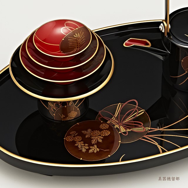 輪島塗 屠蘇器 小判形　鼓蒔絵 （部分）：屠蘇台の蒔絵