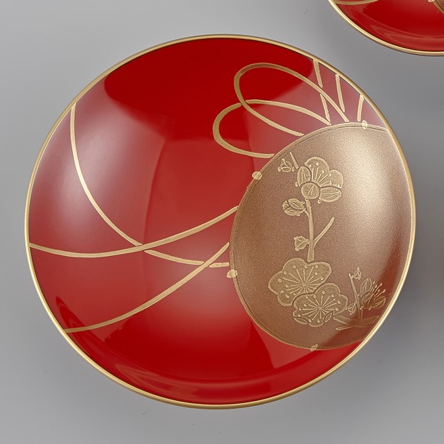 輪島塗 屠蘇器 小判形 鼓蒔絵 盃（一番大きな盃）：一番大きな盃には梅が描かれています。